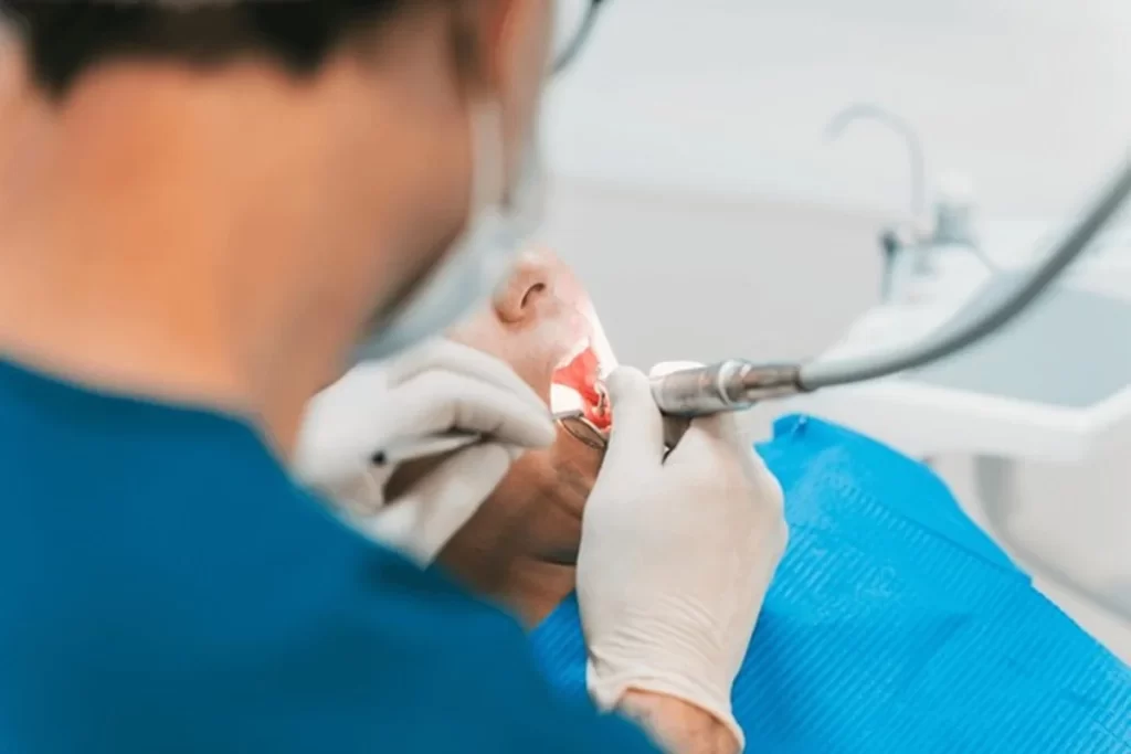 Dentista a realizar um procedimento dentário